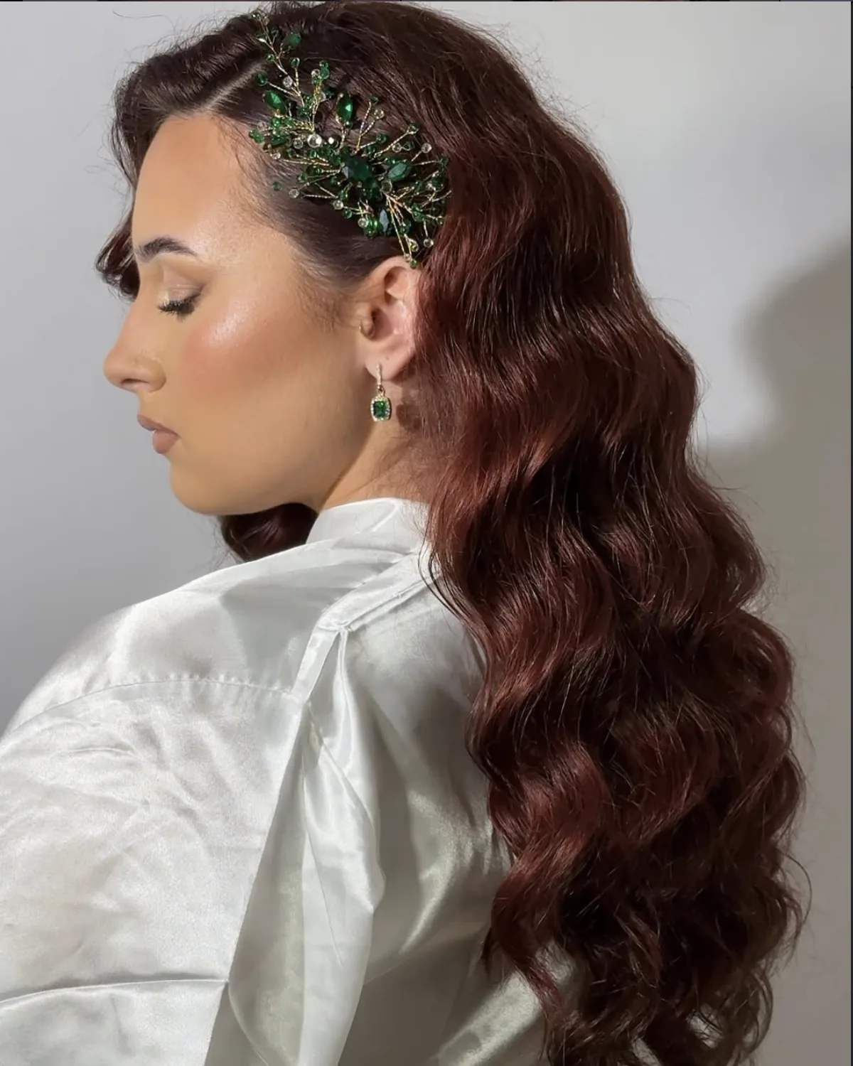 Coiffure rousse avec accessoire émeraude, vue de profil
