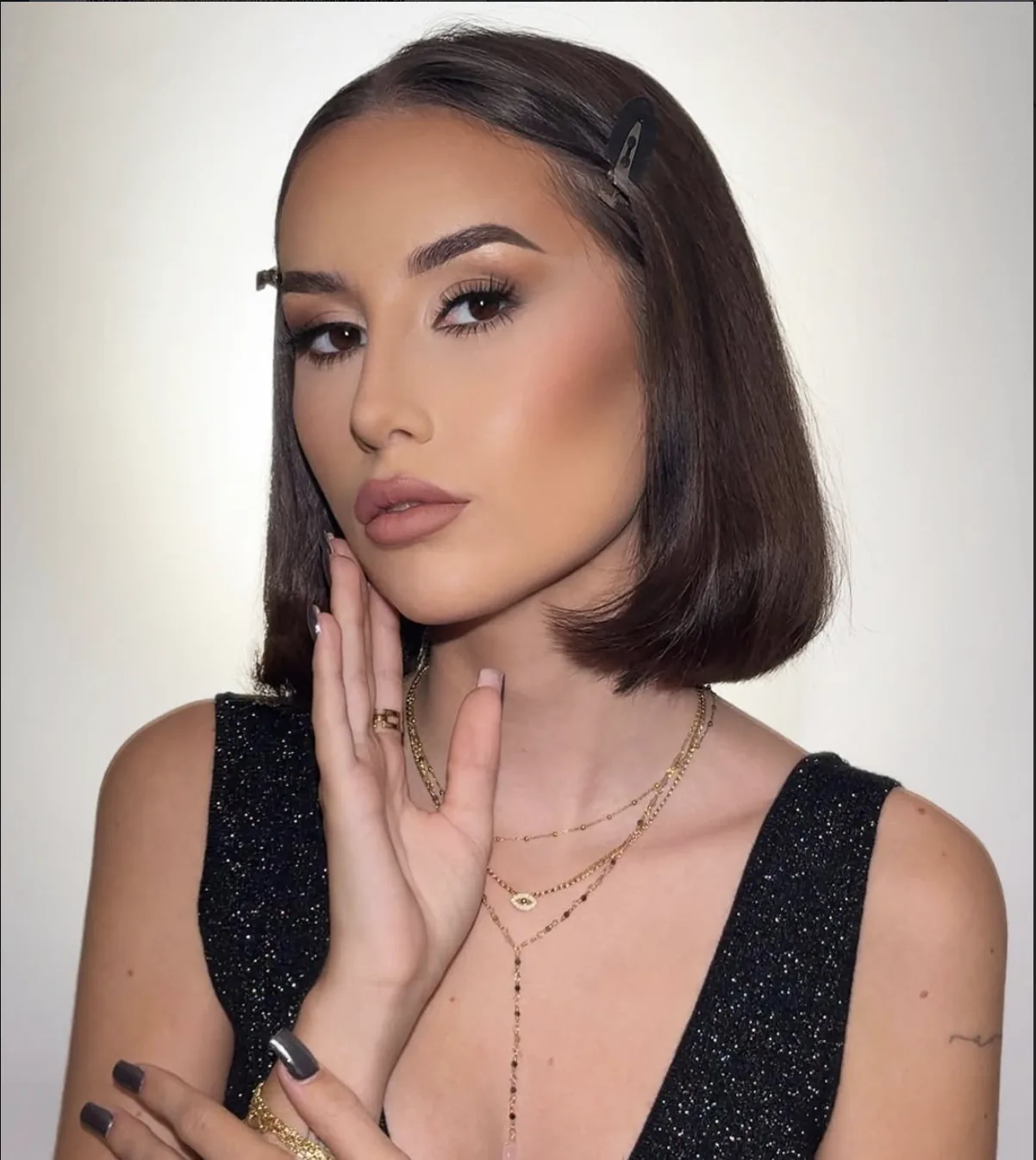 Maquillage soirée sur coupe carrée brune