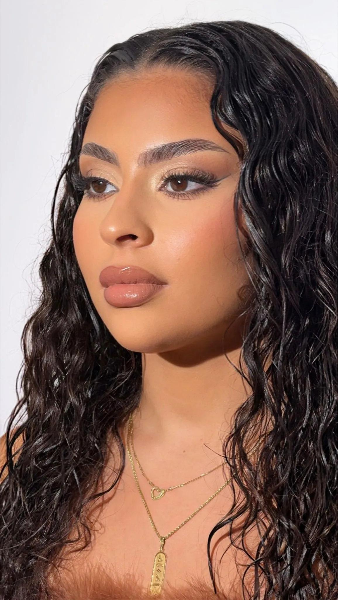 Maquillage soirée, teint frais et regard intense