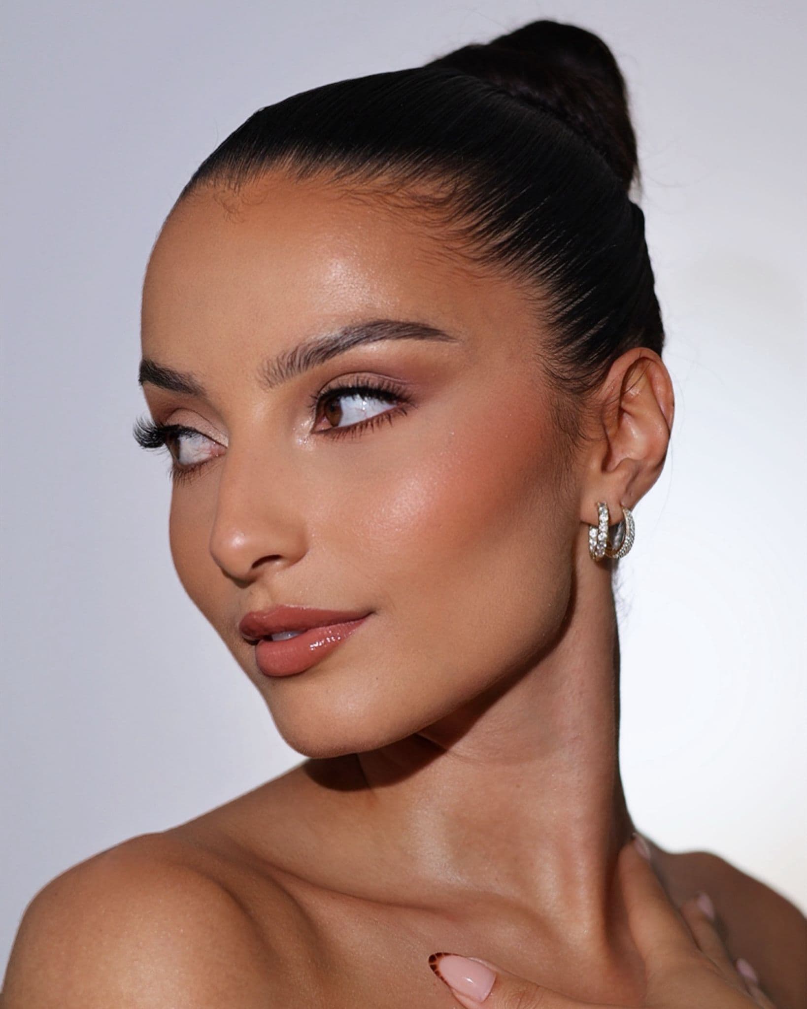 Maquillage lumineux et coiffure réalisés par Hana Muminović